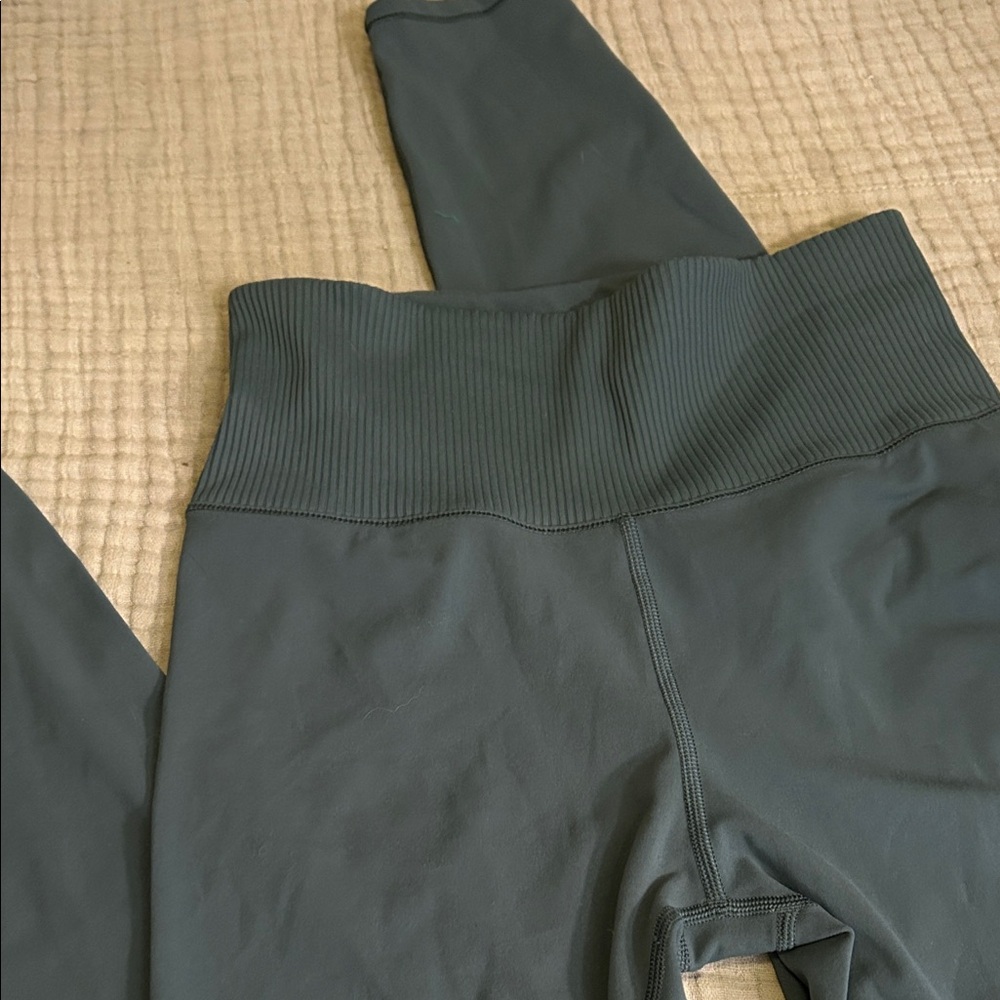 Vuori High-Waisted Leggings with ribbed band small